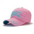 Detail van roze honkbalpet met 3D GLLC borduursel en versleten textuur op de rand - Roze