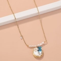 Elegante Goldhalskette mit ovalem Perlenanhänger, blauem Schmetterling und Blumenakzenten - Schmetterling Blume Künstliche Perle Anhänger (NZ710)