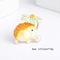 Cartoon hedgehog brooch pin with enamel finish, green daisy, and pearl accent, 3.5x2.6cm - Yellow Daisy Hedgehog (Artificial Pearl Yellow)