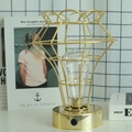 Lampe de bureau LED géométrique en fer doré avec ampoule vintage sur bureau décoré - 19.5cmx24.5cm / Blanc chaud