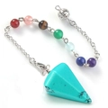 Dettaglio del ciondolo a prisma turchese con sette perle chakra e catenina in argento - Turchese con catena 7 chakra