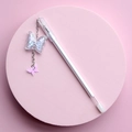 Penna gel bianca con ciondolo a farfalla e paillettes olografiche su sfondo rosa - Bianco