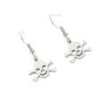 Polierte Totenkopf-Ohrhänger aus Edelstahl in Silber für einen Gothic-Halloween-Look - Stahlfarbener Totenkopf 1