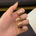 Uñas postizas estilo cómic francés en beige y negro con detalles de perlas - Estilo Manga 2D Francés Beige y Negro Con Perlas(JP926)