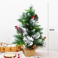 Sapin de Noël enneigé de 60cm avec baies rouges, pommes de pin et base en jute - Style 6