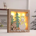 Caja de luz LED navideña de madera 22,5cm con escena de muñeco de nieve y pinos - Muñeco de Nieve Cuadrado
