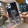 Detail der schwarzen iPhone-Hülle mit Sternen-Glitzer und rundem Handy-Sockelgriff - Schwarze Duschkopfhalterung