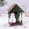 Hangend groen houten kerst vogelhuisje met sneeuwpop en bessen, afmeting 20x14cm - Sneeuwpop / Groen