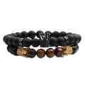 Details von Tigerauge- und mattschwarzem Perlenarmband-Set mit Goldkronen-Anhängern - Gelbes Tigerauge Krone + Mattstein Krone