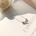 Dettaglio della collana con pendente a U in argento con zirconi su sfondo bianco - Argento