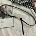 Ceintures fines en cuir PU noir et marron sur fond de magazine de mode élégant - Noir