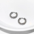 Créoles torsadées en argent avec texture en spirale sur fond blanc minimaliste - Argenté