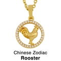 Nahaufnahme des goldenen chinesischen Sternzeichen Hahn Anhängers mit Kristallen - Hahn