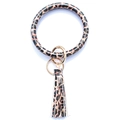 Dettaglio del bracciale a anello in pelle leopardata con clip dorata e nappina - Leopardo Marrone Rossastro