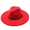 Détail d'un chapeau en laine rouge avec bord large de 9,5 cm et ruban en cuir brun - Adulte 57-59cm / Rouge