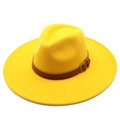 Détail d'un chapeau de feutre jaune avec bande en cuir marron et boucle en métal dorée - Adulte 57-59cm / Jaune