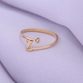 Macro-opname van gouden ring met letter Z en zirkoon op paarse getextureerde stof - Goud-Z
