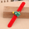 Braccialetto natalizio in peluche con fascia rossa e un piccolo albero di Natale verde - Albero di Natale