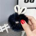 Detail eines flauschigen schwarzen Haargummis mit süßen weißen Hasenohren für Winterstyles - Hasenohren-Stil / Schwarz