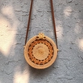 Borsa rotonda in rattan artigianale con chiusura a fiocco intrecciato e tracolla sottile - Borsa con fiocco floreale 20*8cm