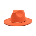 Détail d'un chapeau fedora orange à large bord avec barre métallique dorée et cordon noir - M (56-58cm) / Orange