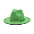 Détail d'un chapeau fedora vert avec bande décorative en métal doré et cordon noir chic - M (56-58cm) / Vert Herbe