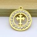 Goldener runder Anhänger mit Strassbesatz und hohlem Kreuzdesign Schmuckstück - Anhänger / Gold