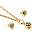 Set di gioielli dorati con collana con ciondolo in cristallo multicolore e orecchini a lobo - Oro Multicolore (KS136100-Z)