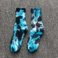 Bequeme blau-schwarz gebatikte Baumwollsocken für Sport und Streetwear-Style - Einheitsgröße / Blau-Schwarz Batik