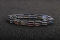 Makroaufnahme eines Mondsteinarmbandes mit schillerndem Glanz auf strukturiertem Grund - Aurora Weißer Rechteckiger Perlenstil (3)