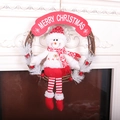 Kerstkrans met pluche sneeuwpop op rotan ring en Merry Christmas decoratie - Sneeuwpop