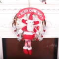 Kerstkrans met pluche eland en rode Merry Christmas banner op een wijnstok cirkel - Rendier