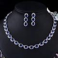 Elegantes Schmuckset mit dunkelblauen ovalen Steinen und Halskette auf schwarzer Büste - Blau