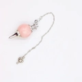 Dettaglio della collana a pendolo in cristallo rosa con sfere in metallo argentato - Quarzo rosa