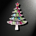 Elegante broche de árbol de Navidad plateado con gemas de colores sobre un fondo negro - Árbol de Diamantes de Imitación Multicolor (YNCP3203)