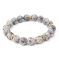 Naturstein-Perlenarmband in Grau mit goldenen Zirkonia-Zwischenstücken auf weißem Grund - Dalmatiner-Jaspis