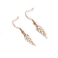 Boucles d'oreilles ailes d'ange en acier titane poli finition dorée sur fond blanc - Or rose