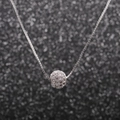 Gros plan d'un collier en argent avec pendentif sphérique pavé de zircons sur chaîne maille - 6mm 1-Boule Argent