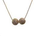 Détail d'un collier chaîne boîte doré avec deux pendentifs boules sertis de zircons brillants - 8mm 2-Boules Or