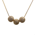 Vue macro de trois pendentifs boules dorés avec zircons micro-pavés sur une chaîne dorée - 8mm 3-Boules Or