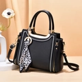 Sac à main classique en similicuir noir avec surpiqûres blanches et foulard léopard - Noir