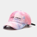Detail van kleurrijke tie-dye pluche baseballpet met winter comes borduurwerk en bandje - Verstelbaar / 1# Roze Paars Blauw Tie-dye