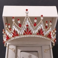 Detail einer goldenen Brautkrone mit roten und weißen Kristallen in einer Geschenkbox - Gold mit roten Strasssteinen
