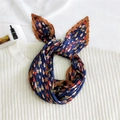 Plissiertes Seidenhalstuch mit geometrischem Muster in Marineblau und Orange auf Strick - Marineblau Fuchskopf