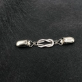 Clip vintage per cardigan in argento con morsetti a becco d'anatra su fondo scuro - Argento Antico (BC1028-00-01)