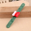 Braccialetto a scatto in peluche verde con calza di Natale rossa e ricamo Merry Christmas - Stile Calza di Natale