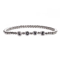 Pulsera minimalista de cuentas plateadas de 4mm con letras LOVE sobre fondo blanco - Plateado