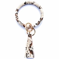 Dettaglio del bracciale portachiavi in pelle pitonata con chiusura dorata e nappa lunga - Serpente Marrone