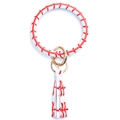 Details van de ronde PU lederen sleutelhanger met honkbalmotief in wit en rood met kwastje. - Wit Tennisracket
