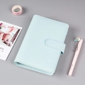 Detail eines hellblauen PU-Leder Ringbuchs mit minimalistischer Schnalle und Naht - Himmelblau